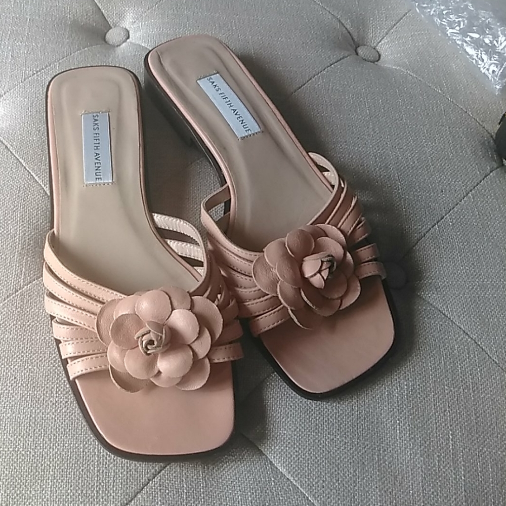 Saks fifth avenue sandals sz 9